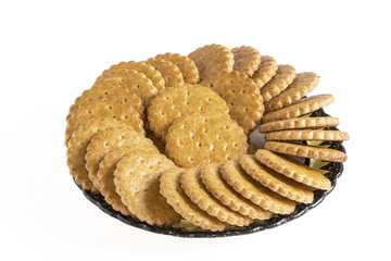 Galettes bretonnes en cercle dans un plat sur fond blanc