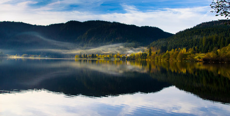 Nebeliger Morgen am Lac de Longemer in den Vogesen