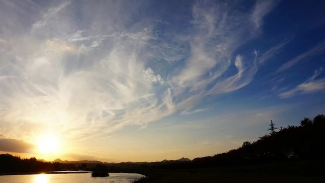タイムラプス　川の日没　4K　UHD 映像素材 青空 雲の流れ