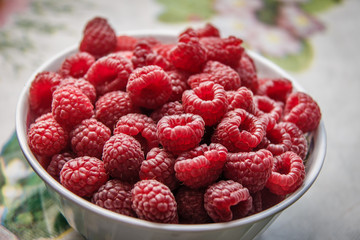 Ягоды малины в чашке