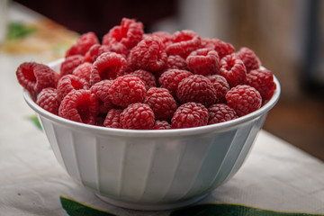 Ягоды малины в чашке