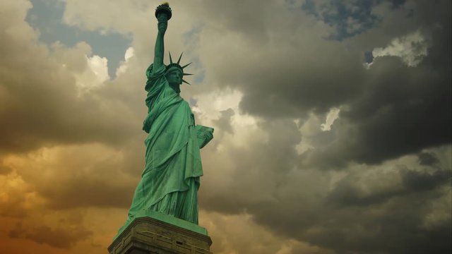 New York : Statue of Liberty, with clouds and effects, ultra hd 4k