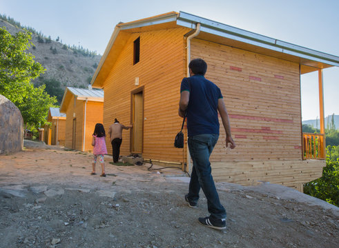 father of the little girl between banglow houses.