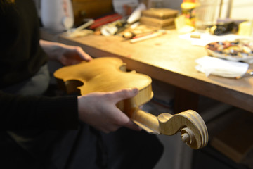 violon violoncelle musique atelier reparation bois artisan travail loisir passion corde EKHO luthier metier