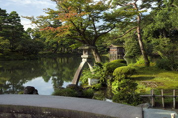 Obraz premium 夏の兼六園 徽軫灯籠と霞ヶ池 ※灯籠の隣のモミジは若い木に変わりました