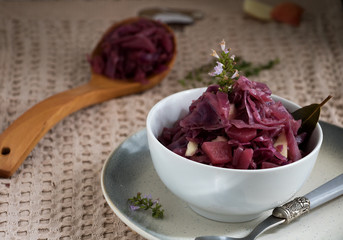 Rotkraut mit Gewürzen als Beilage