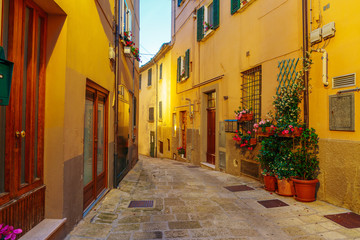 Fototapeta na wymiar Narrow old street in Italy