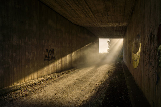 Nebelschleier dringen in einen dunklen Tunnel ein