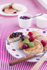  Pancakes with cottage cheese and berries