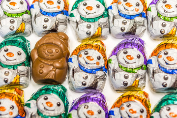 Schneemänner aus Schokolade als Nascherei in der Weihnachtszeit