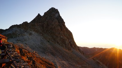 北アルプス槍ヶ岳登山、朝の日差しを浴びる山荘