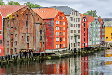 Obraz premium Historical Old Timber Buildings and the river Nidelva in Trondheim.