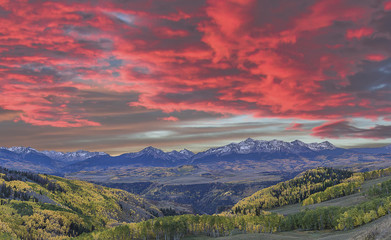 Obraz premium Fiery Fall Foliage - The sun set over the San Juan and San Miguel mountain ranges during the peak of the golden colors of the aspens during the fall foliage season. 
