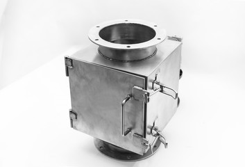 Electromagnetic separator for cleaning from metal particles 