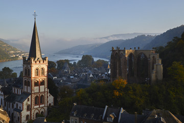 Naklejka premium Bacharach am Rhein, Abenddämmerung im Herbst
