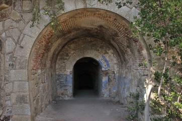 Fototapeta na wymiar Porta dell'antica galleria sul promontorio dell'Enfola. Isola d'Elba, Italia