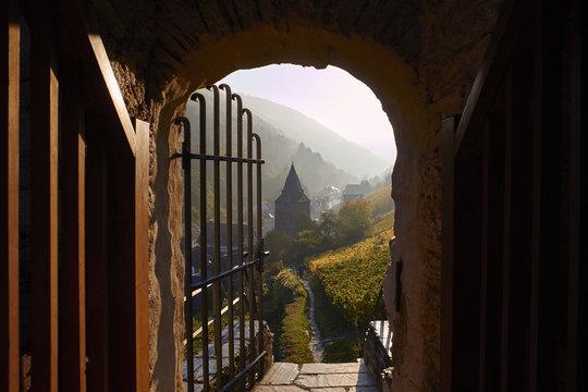 Blick vom Eingang des Postenturms auf das Steeger Tor von Bacharach, 