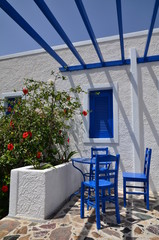 TERRASSE ET MAISON TRADITIONNELLE SANTORIN GRECE