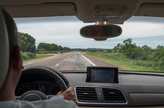 &oacute;timo conceito de viagem de carro, motorista dirigindo carro, visto do interior, estrada a frente.