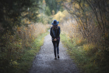 Fototapeta premium girl in autumn bridge with hat
