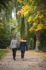 jeunes filles marchant dans un parc en automne