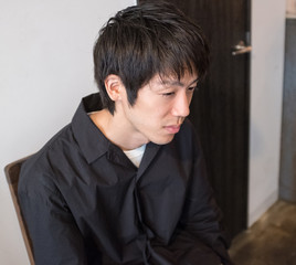 疲れた顔の男性