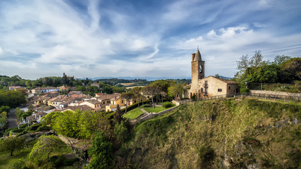 Fototapeta na wymiar Vista aerea di borgo con case e chiesa