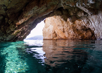 In der Höhle mit Blick zum Ausgang