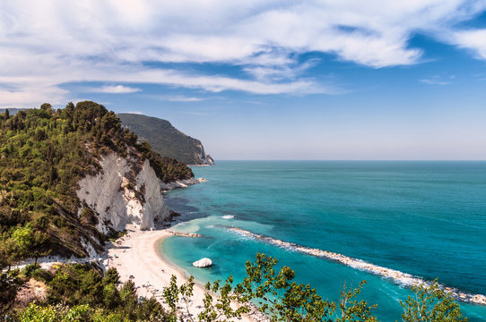 Falesia calcarea di tuffa sul mare azzurro a Numana