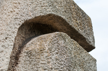 Skulptur aus Stein im Park