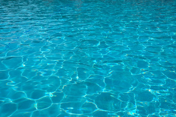 Fototapeta na wymiar surface d'eau bleue avec reflets