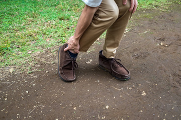 足をくじいた男性