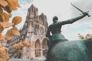 Jeanne D'arc veille sur la cath&eacute;drale de Reims