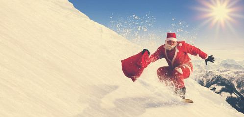 Weihnachtsmann auf dem Snowboard 