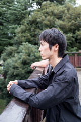 歩道橋から眺める男性