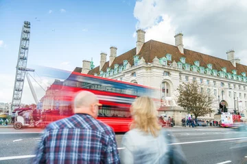 Keuken spatwand met foto Tourists and red bus on Westminster Bridge, blurred view with long exposure © jovannig
