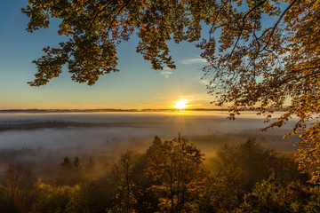 Fototapeta na wymiar Sonnenaufgang im Herbst über den Wäldern bei Schlederloh