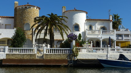 Villen am Kanal in der Marinasiedlung Empuriabrava