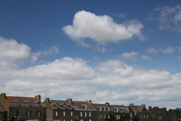 Fa&ccedil;ades face &agrave; la rue principale: St Beno&icirc;t des Ondes.