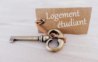 logement étudiant,texte sur pancarte et clé,concept