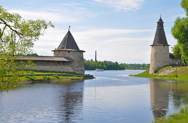Obraz premium Pskov Kremlin - view of the two towers and the confluence of the rivers