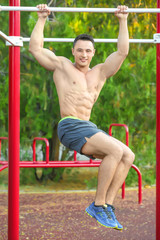 Obraz premium Sporty young man training outdoors