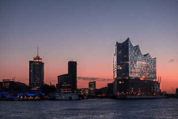 Fototapeta na wymiar Elbphilharmonie beim Sonnenaufgang in Hamburg