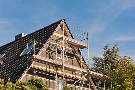 Ein Bauger&uuml;st am Giebel eines Hauses mit Spitzdach