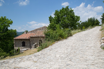 Anticha strada e casa restaurate in un villaggio di montagna abbandonato, Centro Italia 