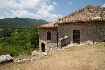 Fototapeta na wymiar Anticha casa restaurata in un villaggio di montagna abbandonato, Centro Italia 