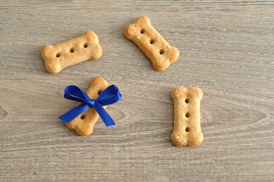 Dog biscuits decorated with a bow