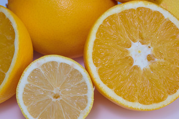 Orangen und Zitronen halb aufgeschnitten