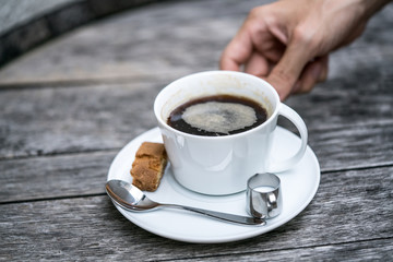 コーヒーを運ぶ男性