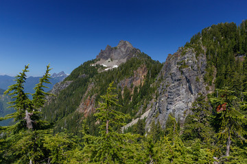 Obraz premium A summer season view of Mount Forgotten as seen along its hiking trail with White Chuck Mountain Peak in the background.